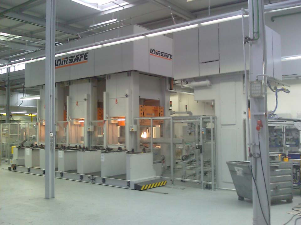 Automated line of three hydraulic presses to manufacture pressure cooker lids.