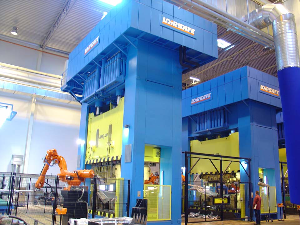 Robot-controlled line to manufacture car replacement parts with four hydraulic presses (1 x 20,000 kN and 3 x 12,000 kN).