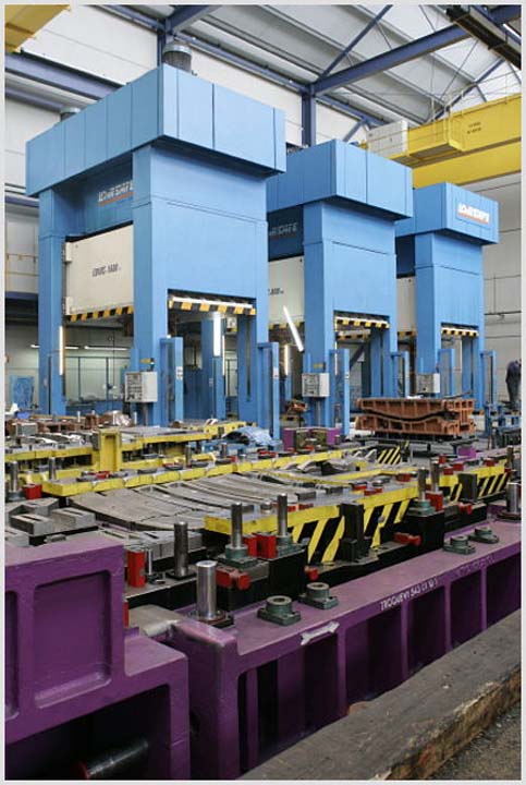 Line with three Hydraulic Presses (one 16.000 kN and two 8.000 kN) with side moving bolster.