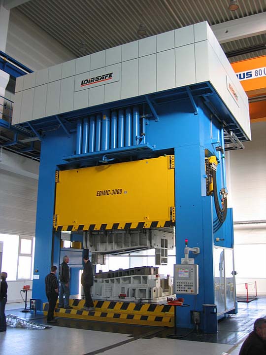 30.000 kN Hydraulic Press with front moving bolster.