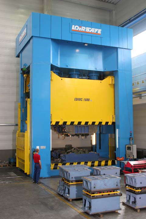 16.000 kN Hydraulic Press with side moving bolster.
