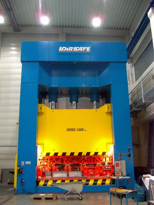 16.000 kN Hydraulic Press with side moving bolster.