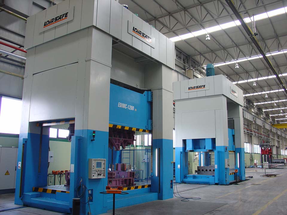 Line with two Hydraulic Presses (one 12.000 kN and one 8.000 kN) with side moving bolster.